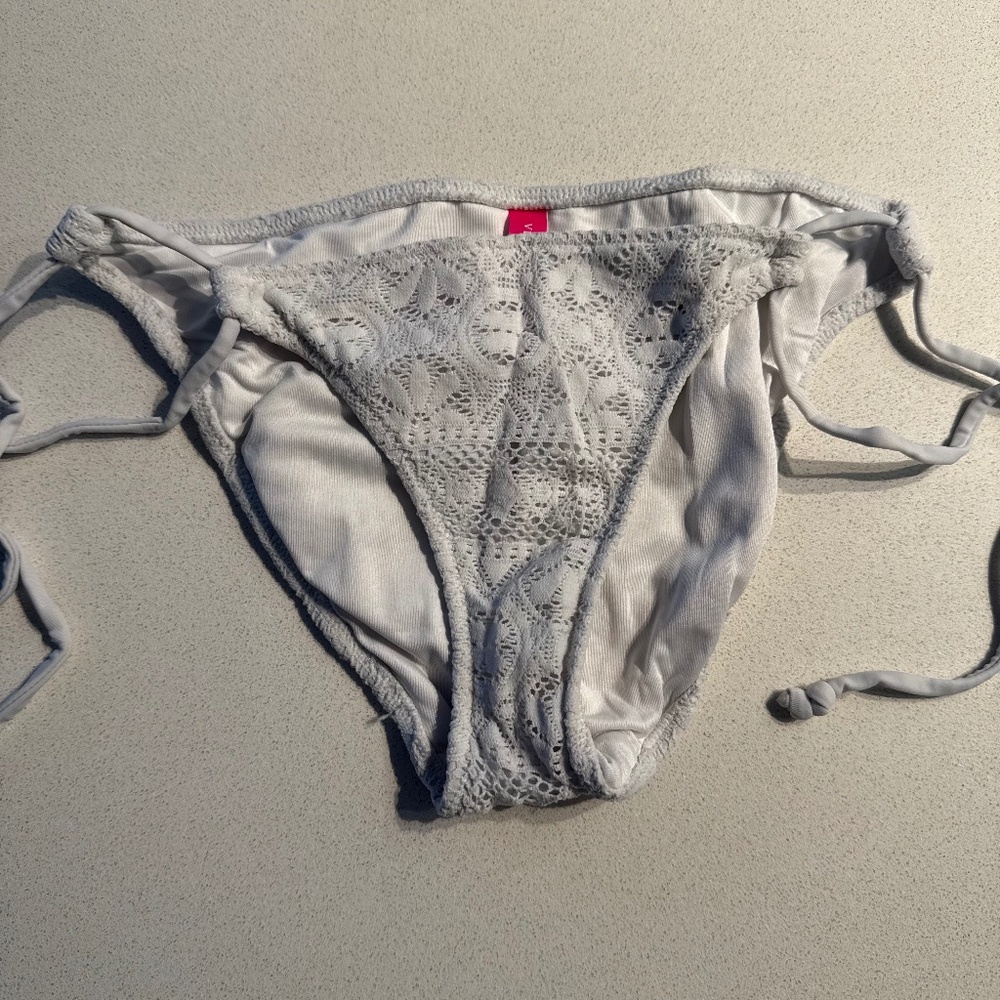 Victoria’s Secret White Lace Tie-Side Bikini Bottom — Size XS